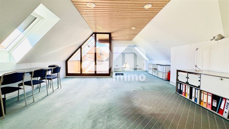 Schön zentral gelegenes Büro mit Balkon und Tiefgaragenstellplatz - Raum 2 groß / Zugang Balkon